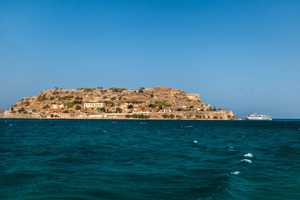 ギリシャ。クレタ島。海からスピナロンガ要塞の景色 — ストック写真