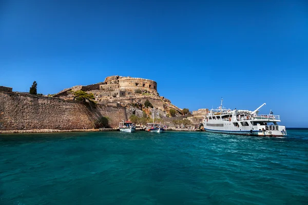 Grekland. Crete. Utsikt över fästningen Spinalonga från havet — Stockfoto