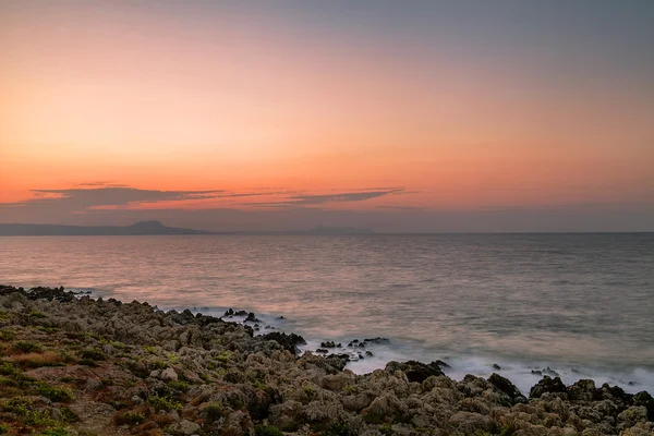 Havet och stranden i solnedgången. Grekland. Crete — Stockfoto