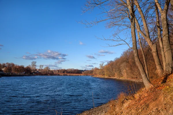 Riverside in het reguliere Park van het Paleis-Museum van de Bobrinsky wordt geteld, het einde van de 18e eeuw. Bogoroditsk. Tula regio. Rusland — Stockfoto