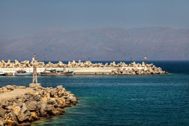 Tekneler taş iskelede. Crete. Yunanistan