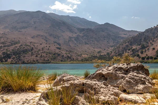 Oever van het meer van Kournasmeer. Griekenland. Crete — Stockfoto