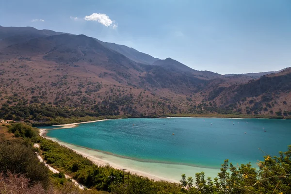 Az édesvízi Kournas tó látványa. Görögország. Crete — Stock Fotó