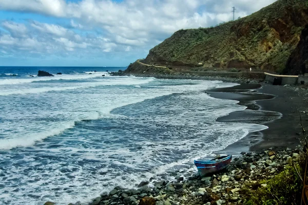Tenerife adasının vahşi plaj. Kanarya Adaları. İspanya
