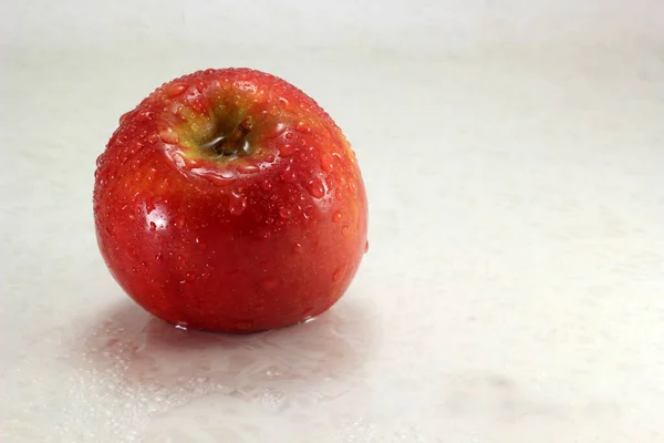 Äpfel Auf Nassem Hintergrund — Stockfoto