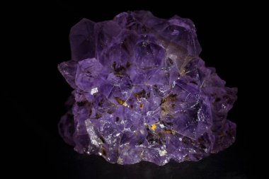 Siyah arkaplanda Ametist