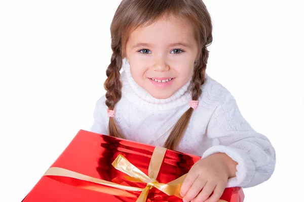 漂亮的小女孩穿着毛衣，手里拿着圣诞礼物 — 图库照片