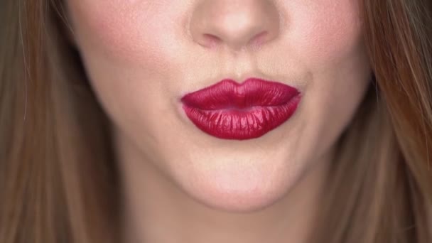 Kobieta z czerwonymi ustami całuje. Szminka. zbliżenie — Wideo stockowe