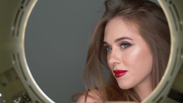 Mujer con maquillaje profesional, labios rojos y ojos ahumados posando — Vídeos de Stock