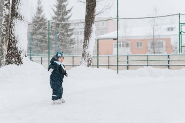 Parkta kayan komik çocuk. Açık havada. Kış sporu