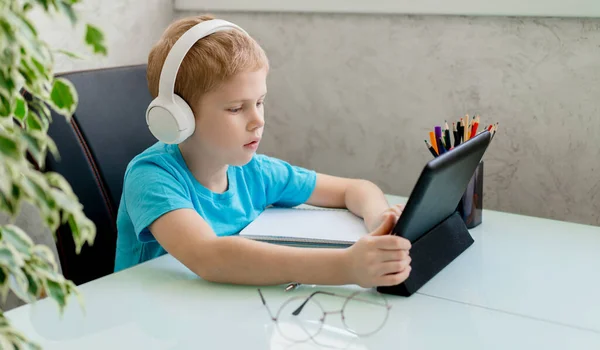Fiatal fiú tanuljon táblagépen otthon. Távolságtanulás a karanténban. Elszigeteltség. Házi feladat — Stock Fotó