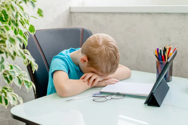 Niño aprender por tableta en casa. Enseñanza a distancia en cuarentena. Aislamiento. Tareas —  Fotos de Stock