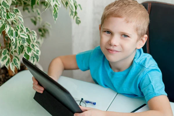 Fiatal fiú tanuljon táblagépen otthon. Távolságtanulás a karanténban. Elszigeteltség. Házi feladat — Stock Fotó