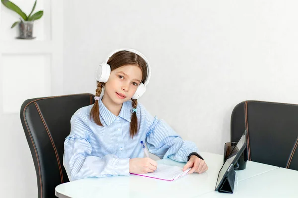 Niña aprender por tableta en casa. Enseñanza a distancia en cuarentena. Aislamiento —  Fotos de Stock