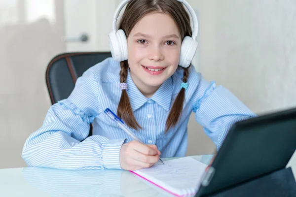 Niña aprender por tableta en casa. Enseñanza a distancia en cuarentena. Aislamiento —  Fotos de Stock