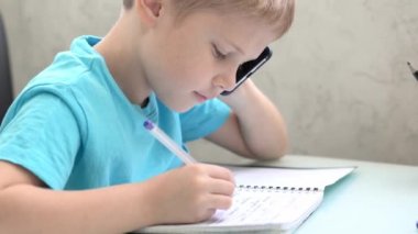 Genç çocuk evde tabletle öğreniyor. Karantinada uzaktan öğrenme. İzolasyon. Ev ödevi