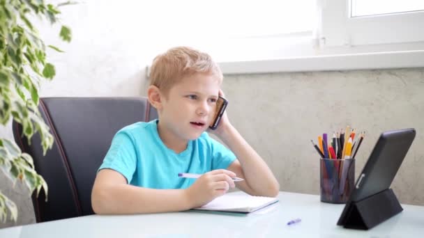 Niño aprender por tableta en casa. Enseñanza a distancia en cuarentena. Aislamiento. Tareas — Vídeo de stock