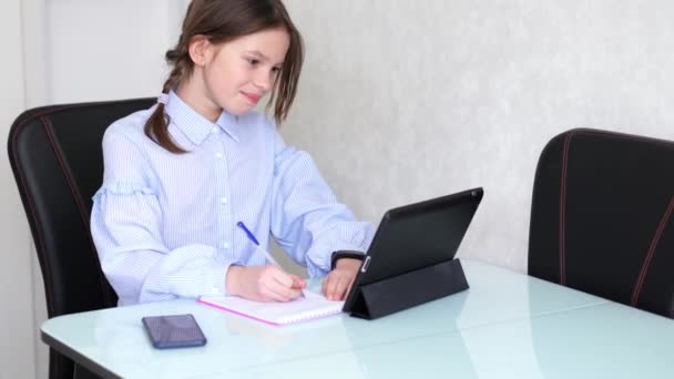 Niña aprender por tableta en casa. Enseñanza a distancia en cuarentena. Aislamiento — Vídeos de Stock