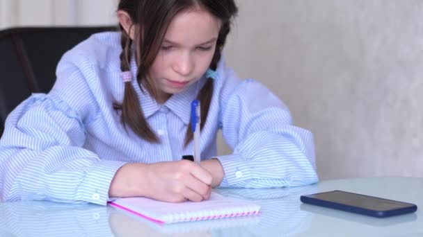 Niña aprender por tableta en casa. Enseñanza a distancia en cuarentena. Aislamiento — Vídeos de Stock