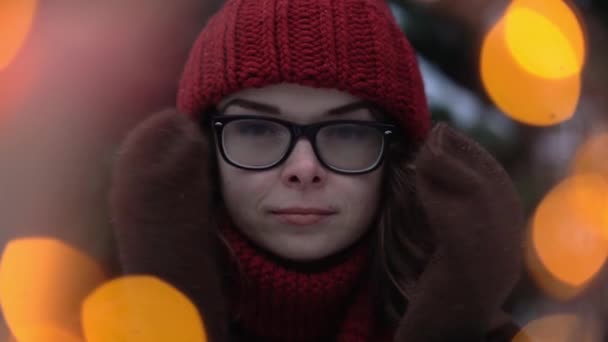 Schöne Studentin wischt Nebel aus der Frostbrille. Hipster. Bokeh — Stockvideo