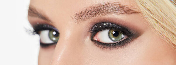 Крупный план женского глаза с вечерним гримом. Длинные ресницы. Смоки-глаза