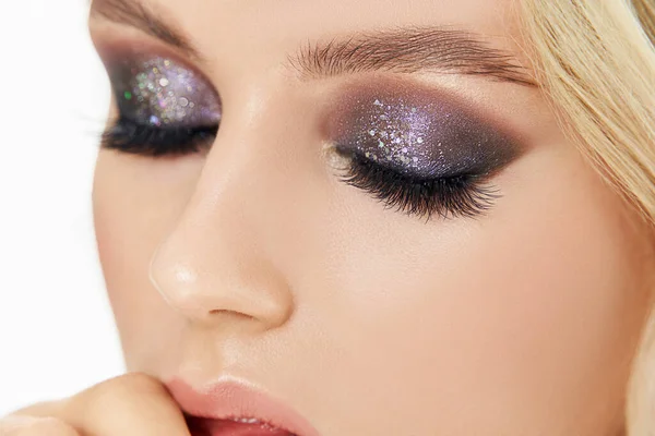 Detailní záběr ženského oka s večerním make-upem. Dlouhé řasy. Smokey Eyes — Stock fotografie