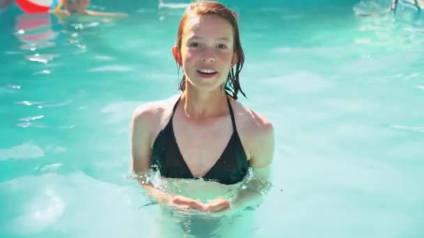 Menina engraçada na piscina exterior. Jogar e relaxar — Vídeo de Stock