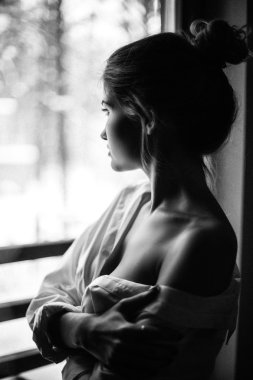 Güzel bir genç kadının portresi.