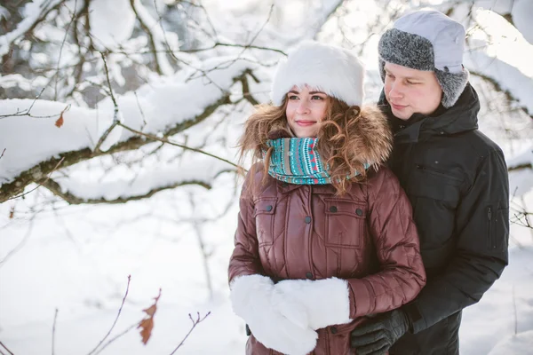 Historia de amor de invierno, pareja de amor en el parque de invierno —  Fotos de Stock