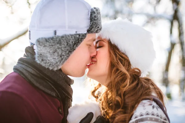 Historia de amor de invierno, pareja de amor en el parque de invierno —  Fotos de Stock