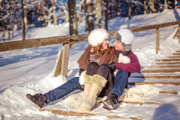 История зимней любви, влюбленная пара в зимнем парке — стоковое фото