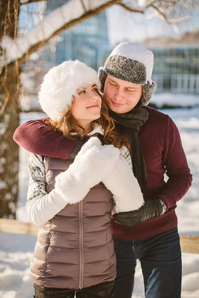 História de amor de inverno, casal de amor no parque de inverno — Fotografia de Stock