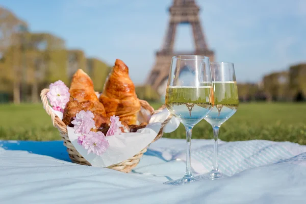 Croissanty se sklenkami vína — Stock fotografie