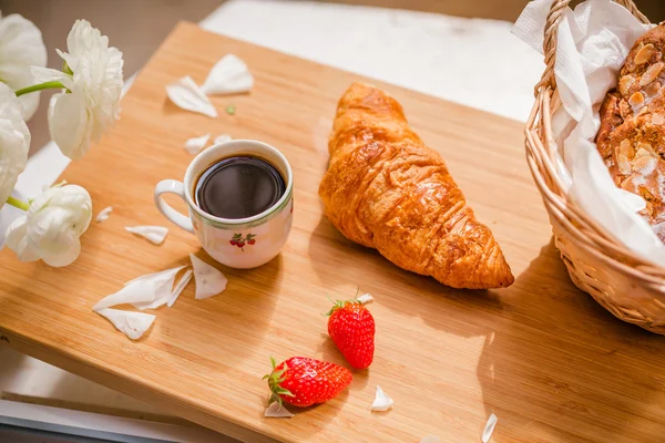 Croissant en kopje koffie — Stockfoto