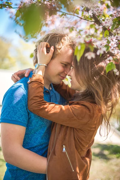 Hermosa pareja joven en el parque — Foto de Stock