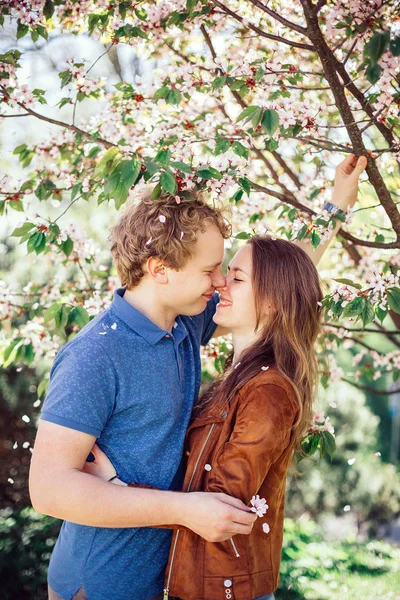 Mooi jong koppel in het park — Stockfoto