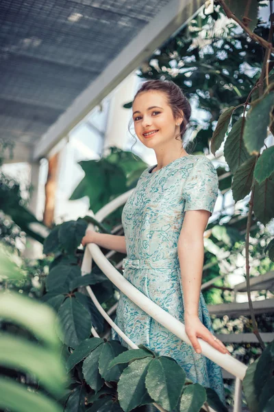 Ragazza in giardino botanico — Foto Stock