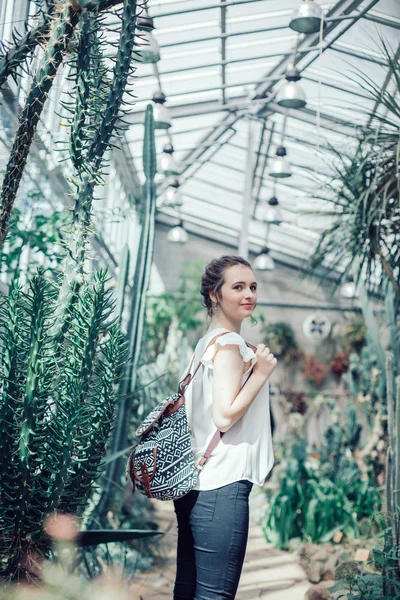 Menina no jardim botânico — Fotografia de Stock