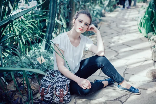 Girl in botanical garden — Stock Photo, Image