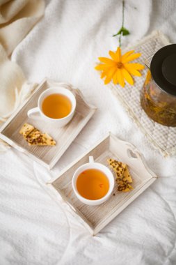 Sağlıklı sabah odaya yatak, seçici odak, sanatsal niyet