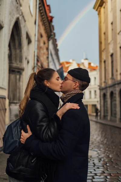 Liebesgeschichte, Paar spaziert durch die Altstadt, Bibliothek und Café — Stockfoto