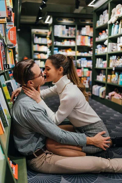 Liebesgeschichte, Paar spaziert durch die Altstadt, Bibliothek und Café — Stockfoto