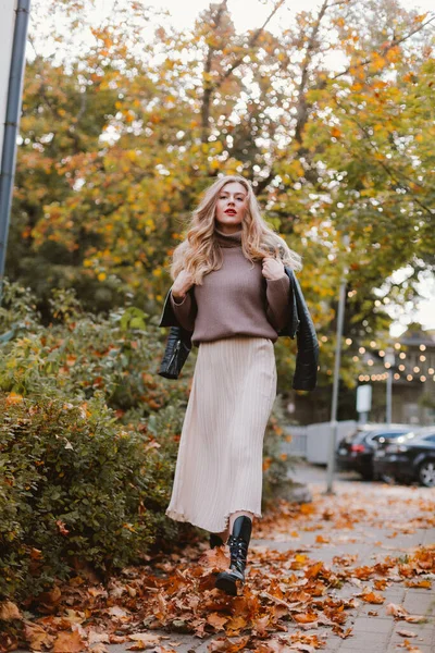 Vacker ung blond kvinna i höstparken — Stockfoto