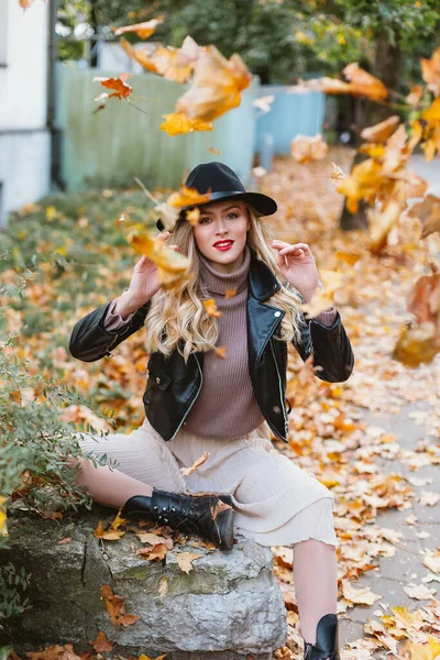 Mooie jonge blonde vrouw in de herfst park — Stockfoto
