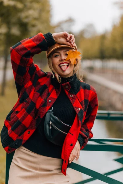 Beautiful young blonde woman in autumn park — Stock Photo, Image