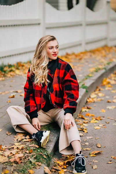 Krásná mladá blondýna žena v podzimním parku — Stock fotografie