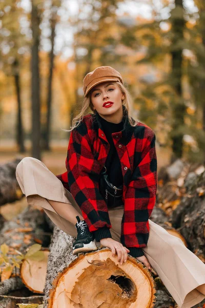 Krásná mladá blondýna žena v podzimním parku — Stock fotografie