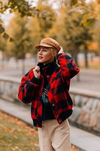 Krásná mladá blondýna žena v podzimním parku — Stock fotografie