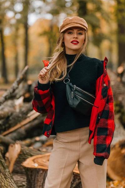 가을 공원의 아름다운 금발의 여성 — 스톡 사진