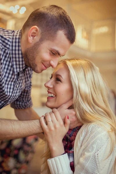 Glückliches Liebespaar — Stockfoto